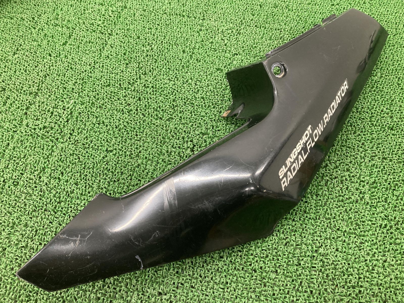 SUZUKI スズキ RGV250Γ VJ22A シートカウル バイク 純正の 右側 RGV250