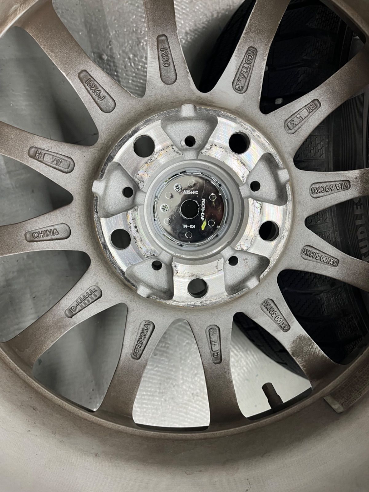 トヨタヴォクシースタッドレスタイヤホイル付き195 65R15