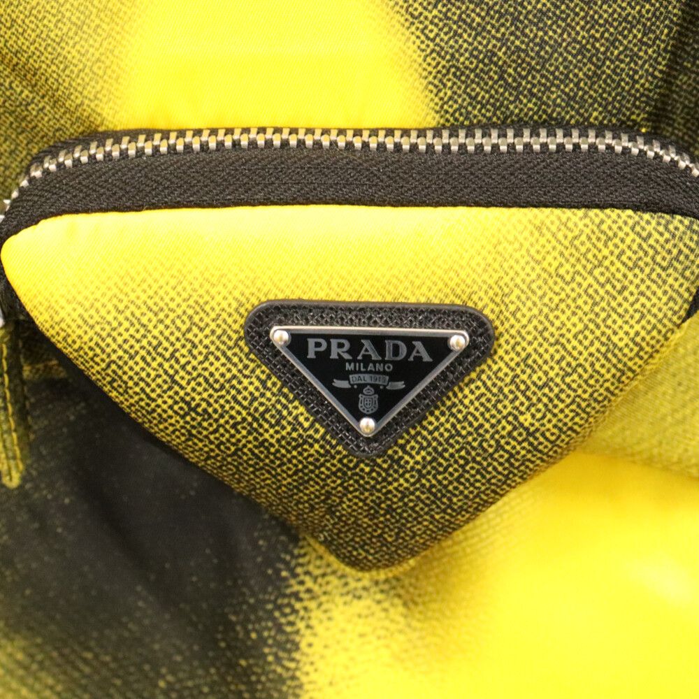 PRADA (プラダ) 22AW Re-Nylon トライアングルポーチ付き中綿ナイロン 