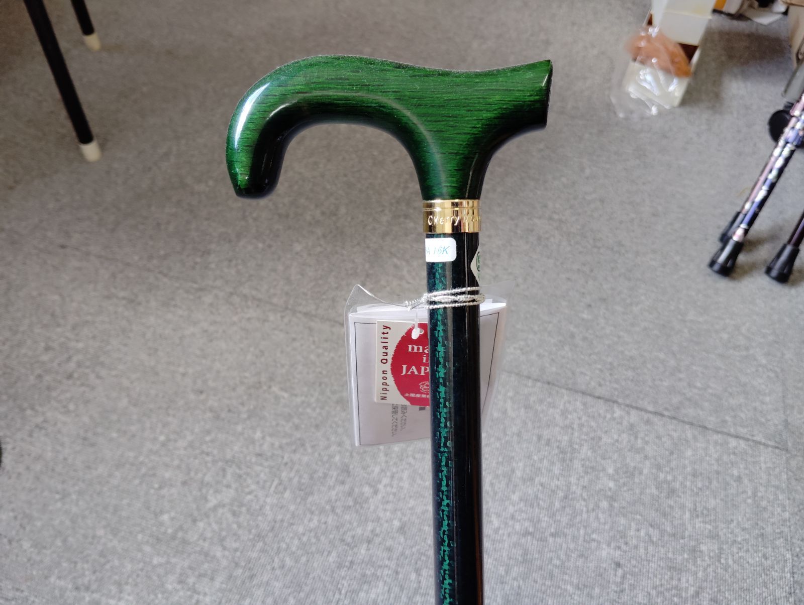 杖 ステッキ 緑&times;黒 木製グリップ 軽量タイプ
