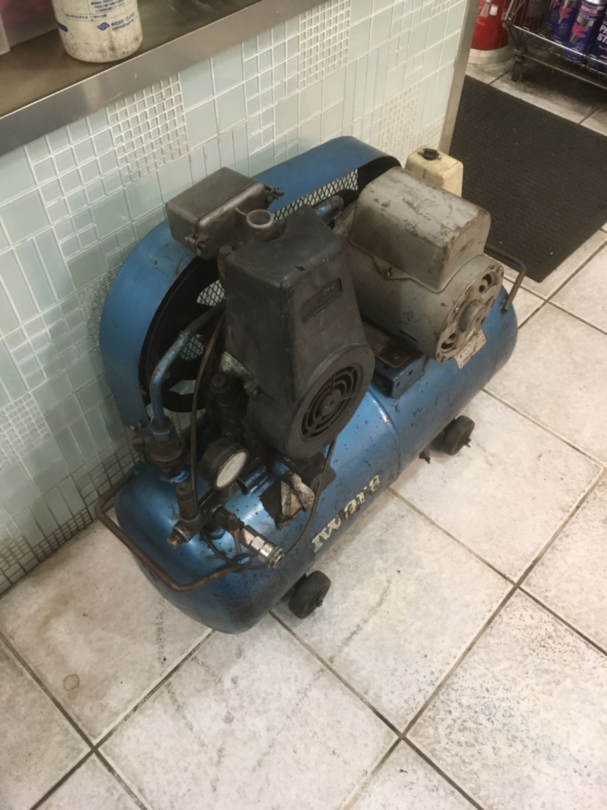 IWATAエアーコンプレッサー0.75kwです