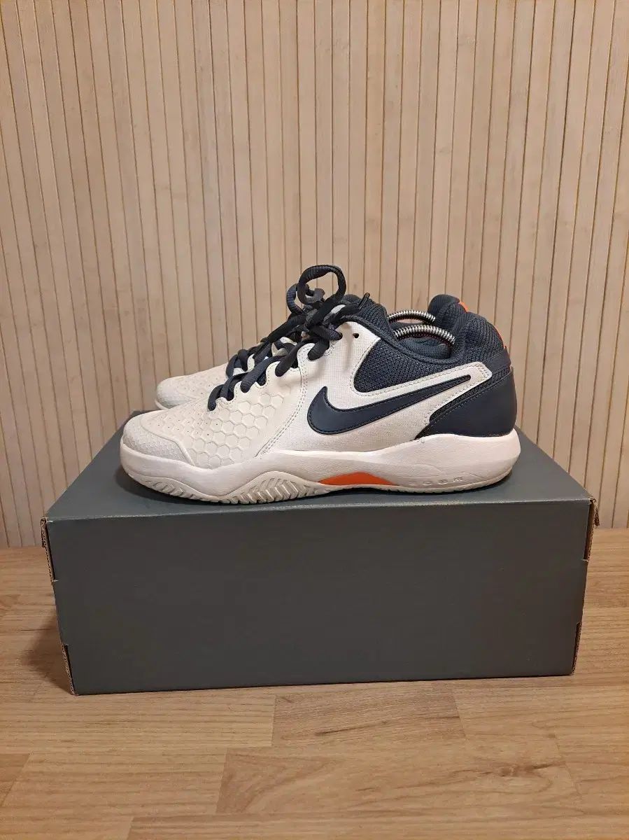 ナイキ 白 青 テニスシューズ 260 サイズ 状態最高