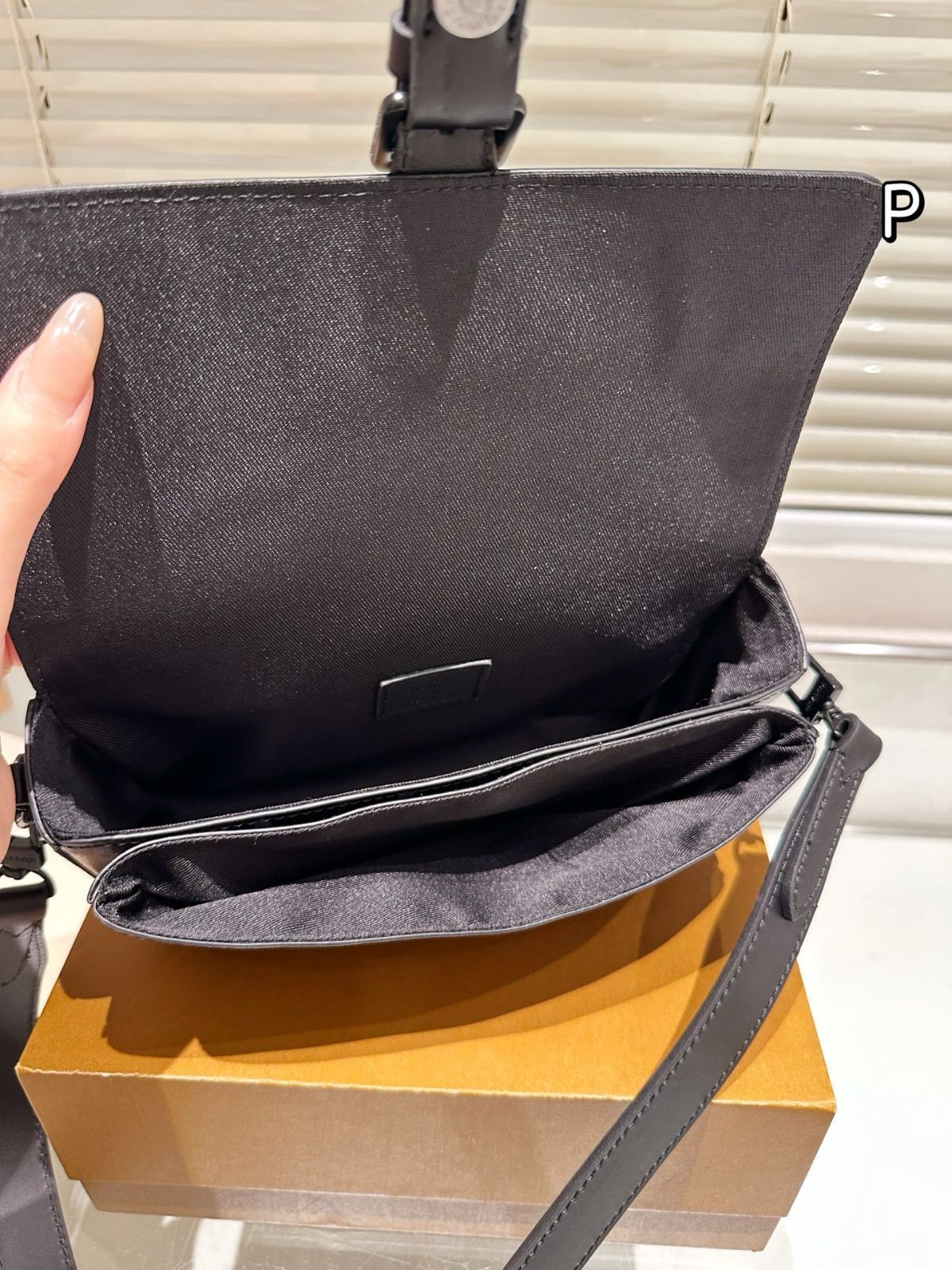 ショルダーバッグ・ポシェット LOUIS VUITTON District PM bag Louis Vuitton District PM Shoulder Bag Blue Patent leather