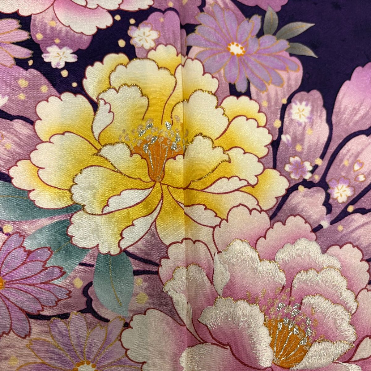 華やか！ 振袖 黒 ピンク 牡丹 桜 刺繍 金糸 Mサイズ 刺繍 金駒刺繍