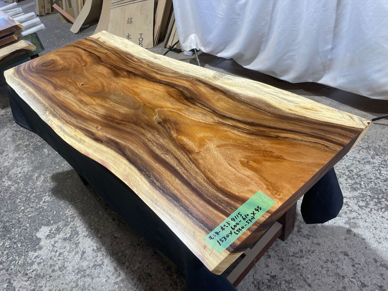 モンキーポッド4115　一枚板無垢 乾燥材　1530ｘ600-610ｘ45mm カウンター　センターテーブル　ダイニングテーブル