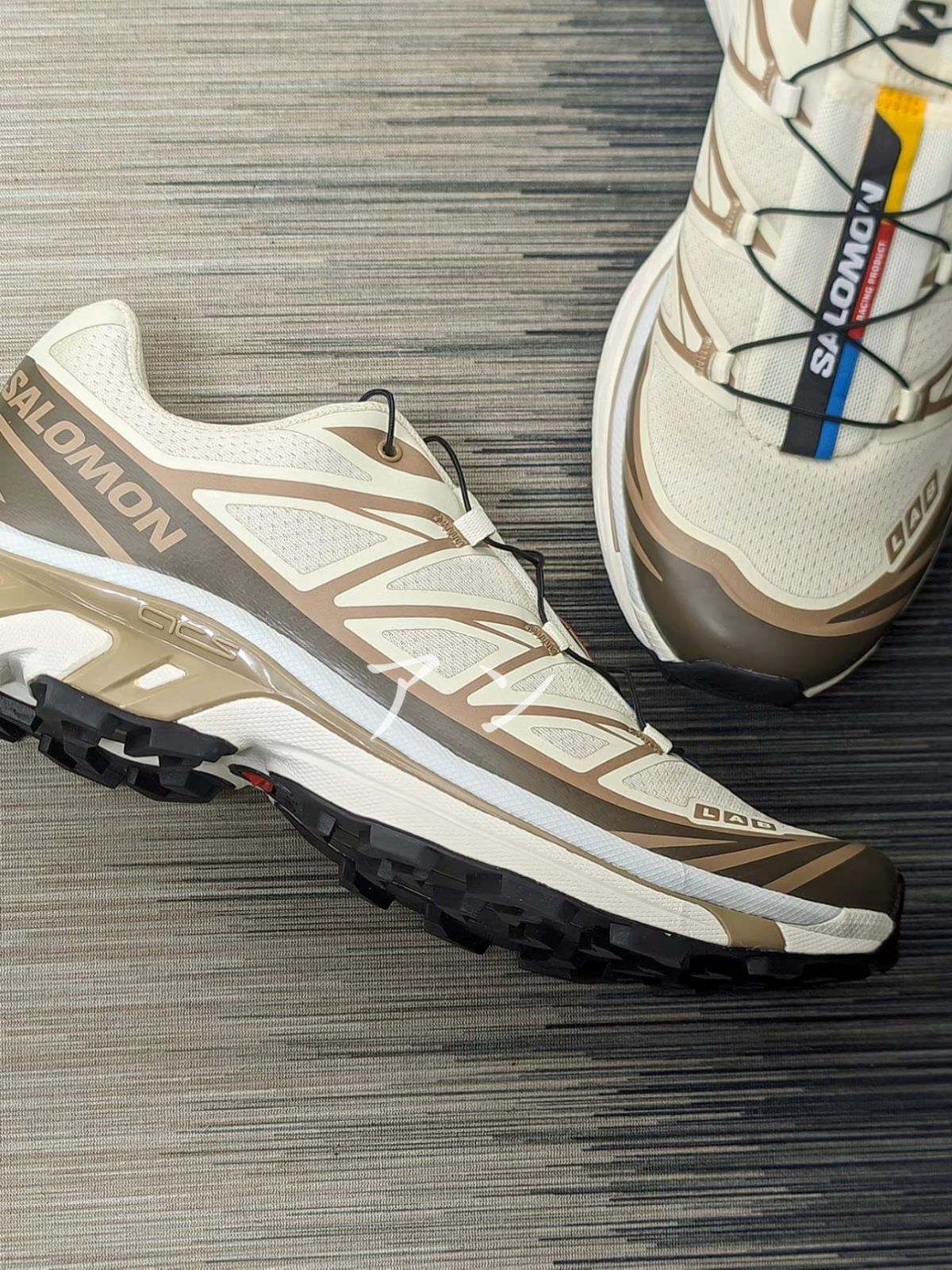 Salomon XT-6 スポーツランニングシューズ