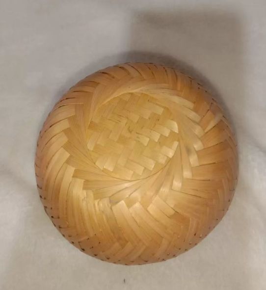 小さなかごを手編みテーブルに小物を収納します