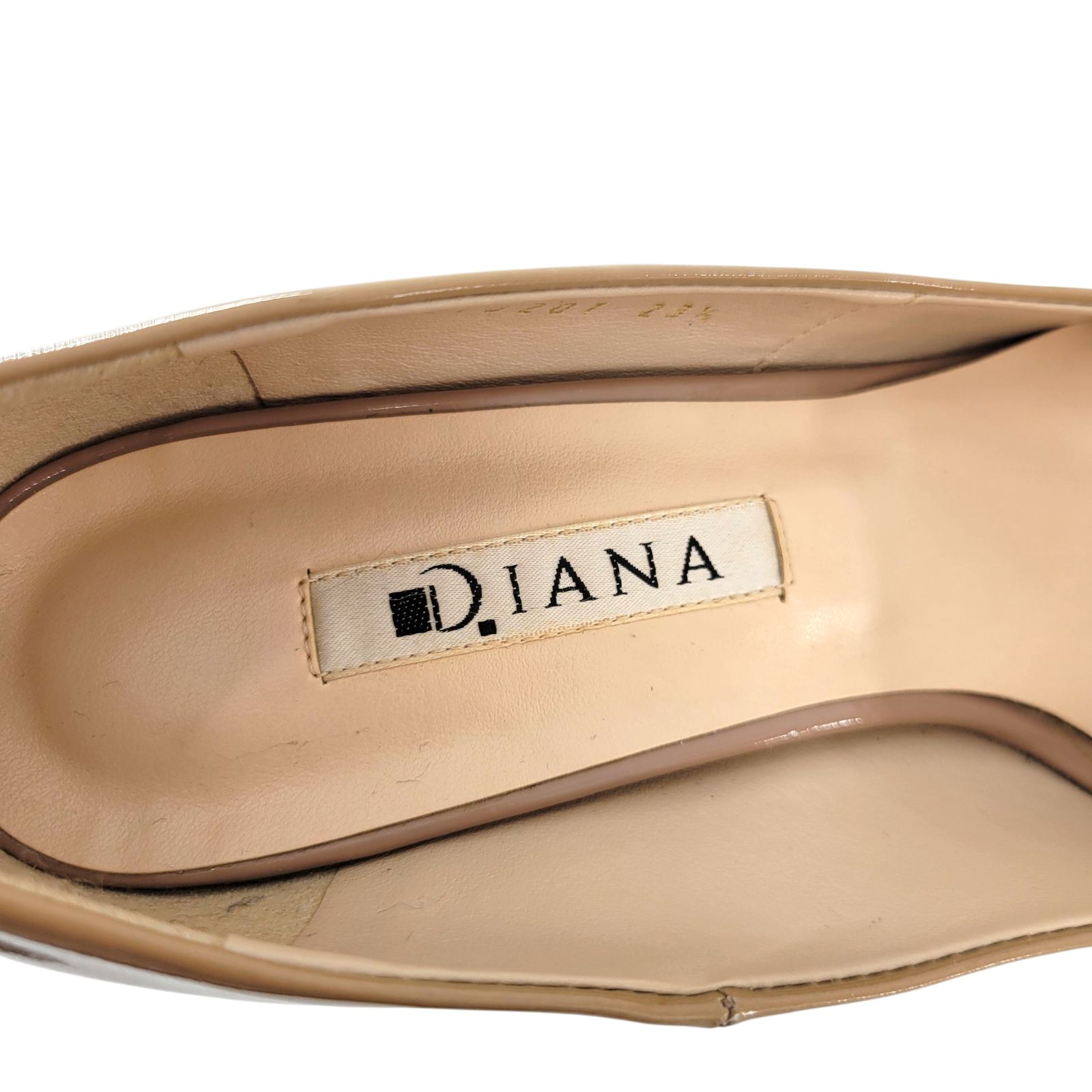 美品✨ダイアナ パンプス アーモンドトゥ ヒール 23.5 ビジネス DIANA ダイアナ パンプス ヒール アーモンドトゥ 23.5 ベージュ