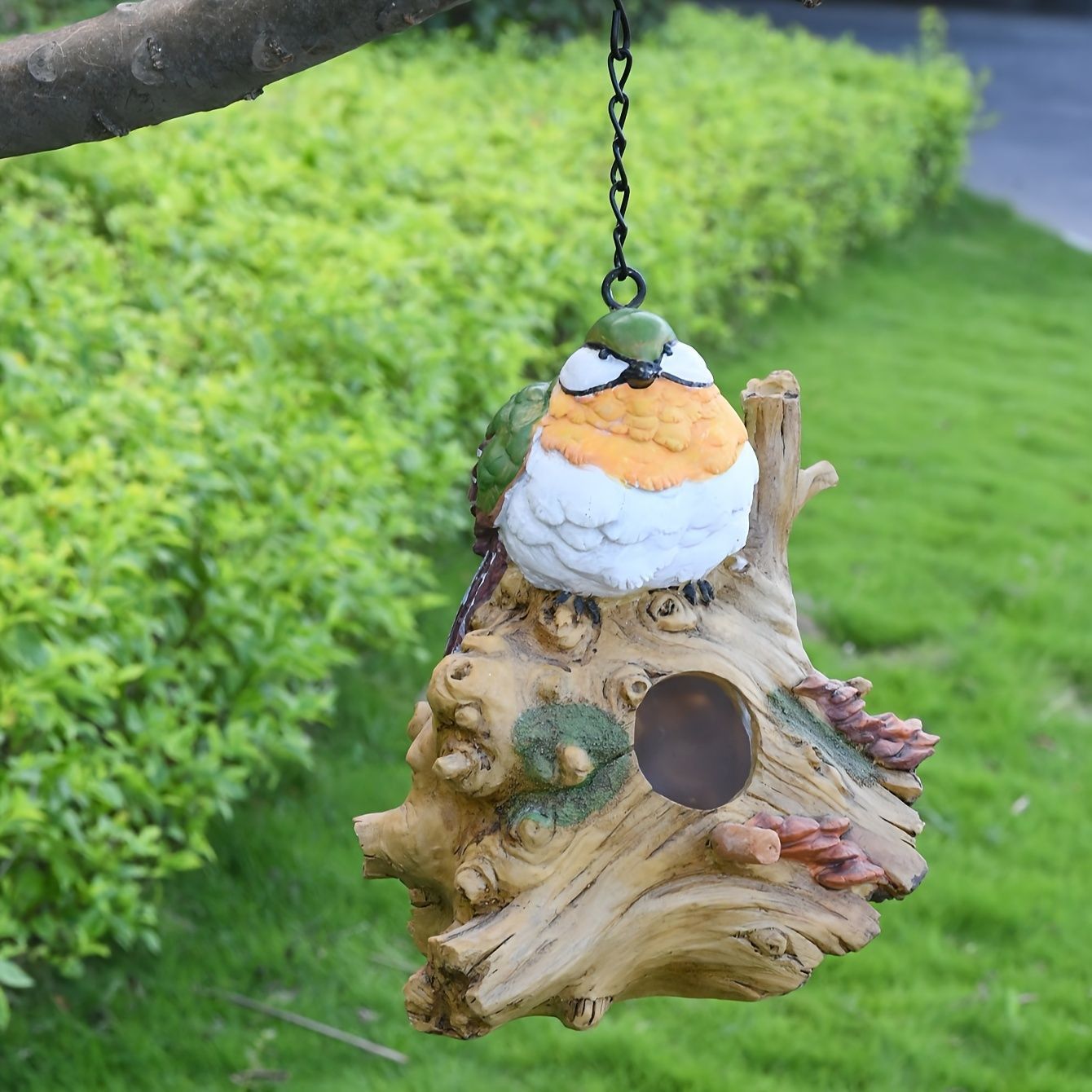 切り株に止まっている小鳥