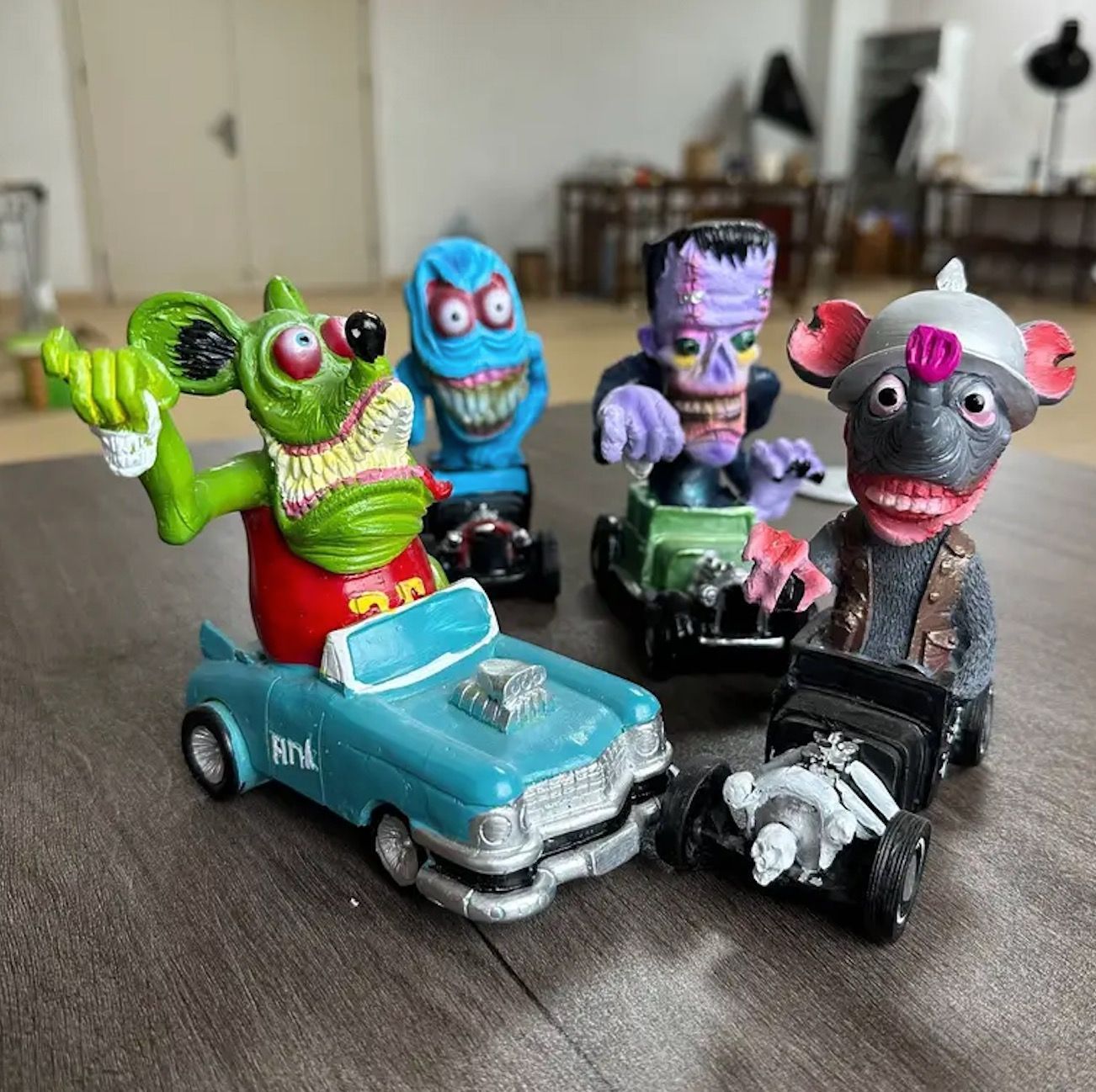 モンスター 置物 12cm 化け物 水色 大きい口 カート ドライブ 車 樹脂