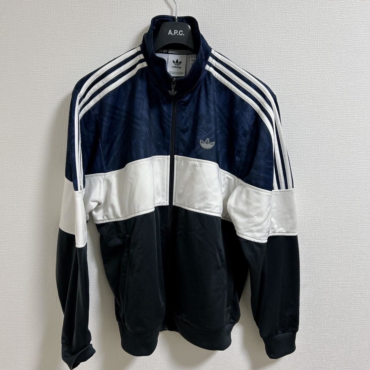 【美品】adidas originalトレフォイル刺繍ロゴ総柄2XL相当 美品】adidas originalトレフォイル刺繍ロゴ総柄2XL相当 - メルカリ