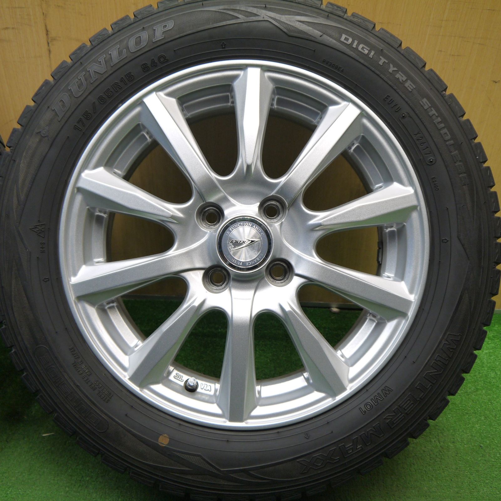 バリ溝！キレイ！8.5分☆スタッドレス 175/65R15 ダンロップ 
