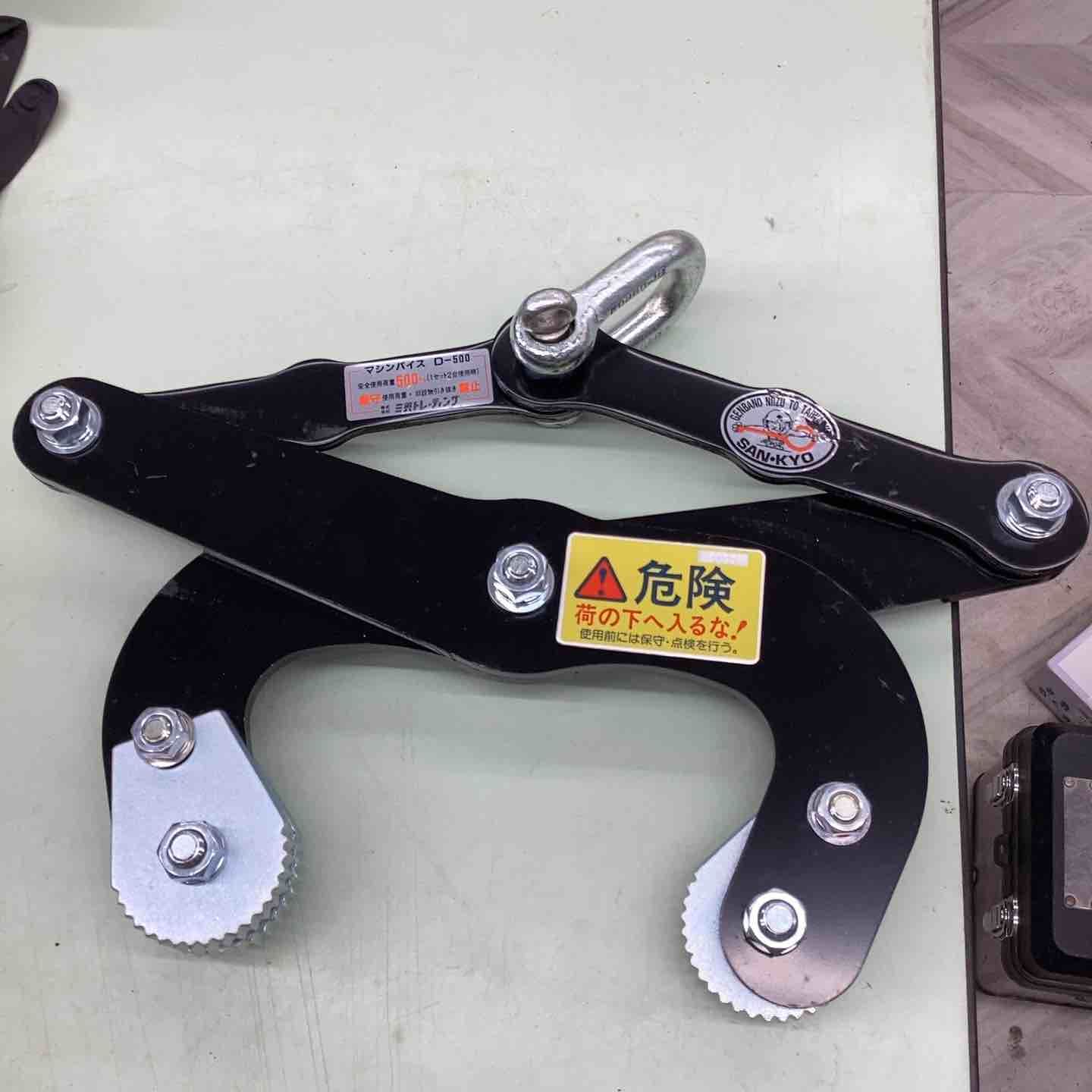 U字溝の吊上げ工具 マシンバイス D-500 サンキョウ トレーディング 越谷店