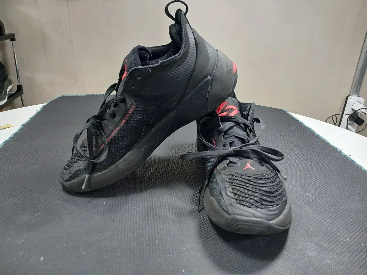 ジョーダン ルカ 1 PF 黒赤 265mm メッシュ バスケシューズ