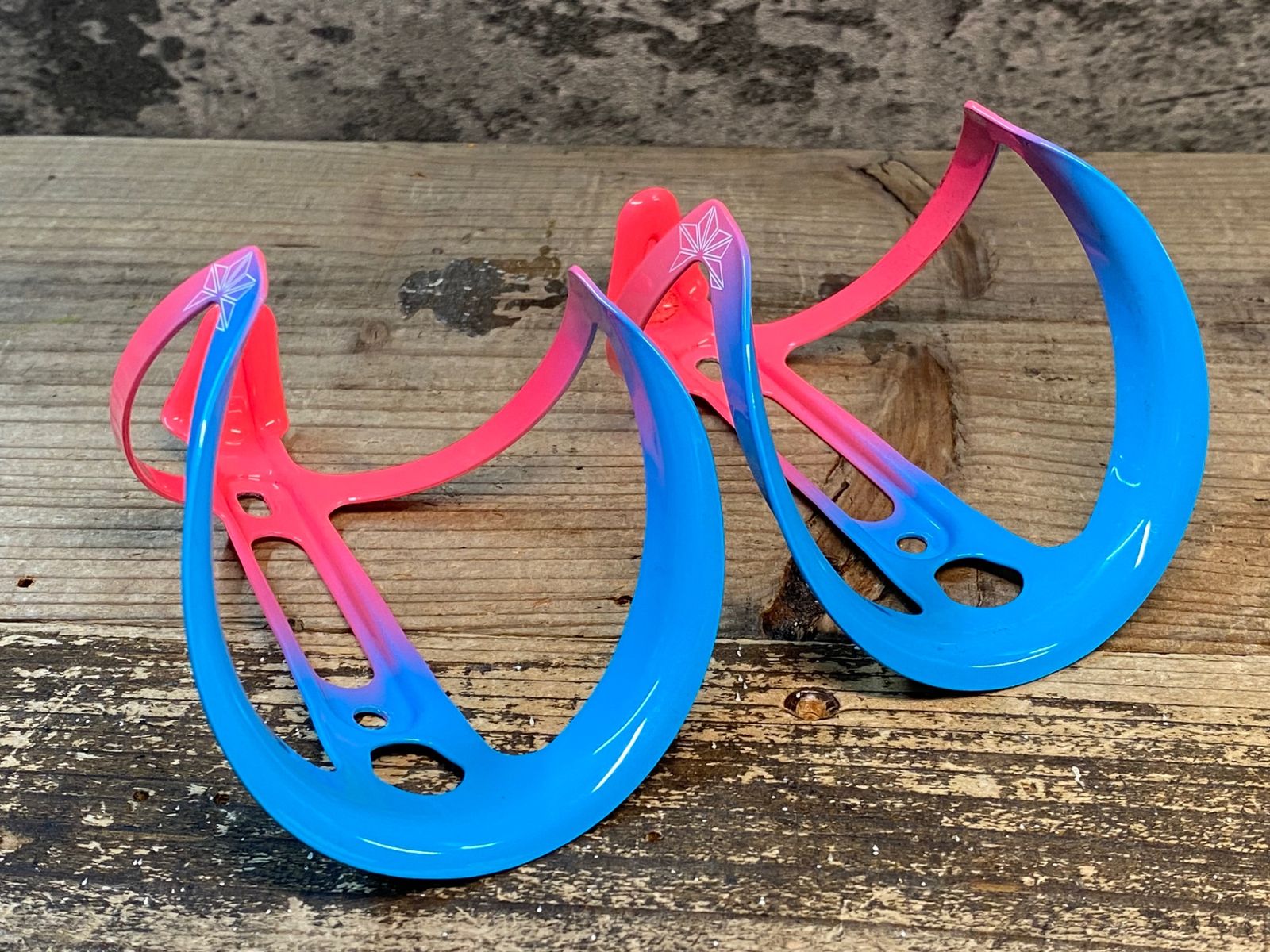 IY298 スパカズ SUPACAZ FLY CAGE ボトルケージ 2個セット Neon Pink