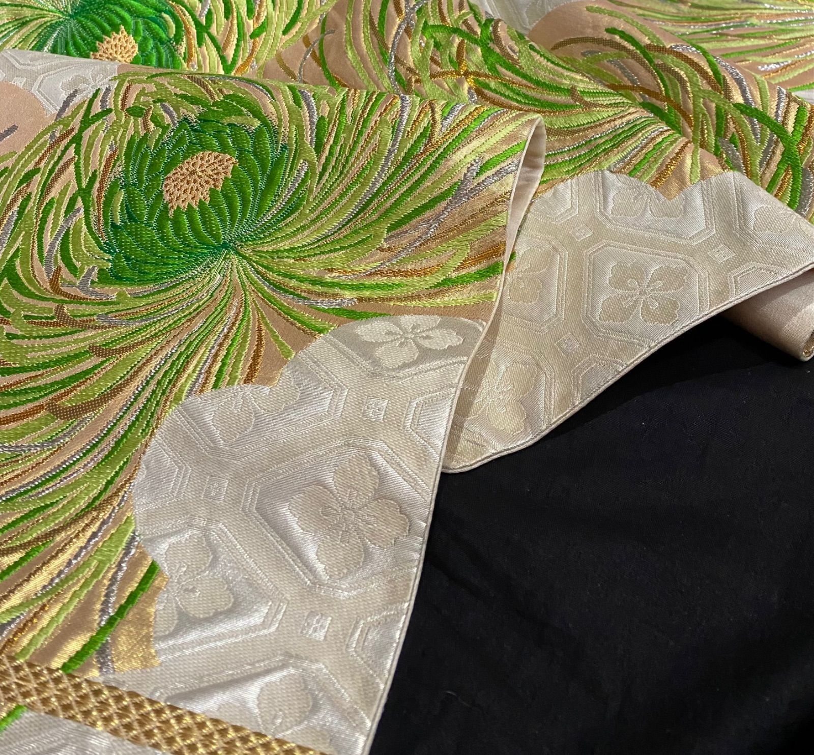 〈大正浪漫の菊の袋帯〉織り出し　黄緑　古典柄　乱菊　白系　金糸銀糸