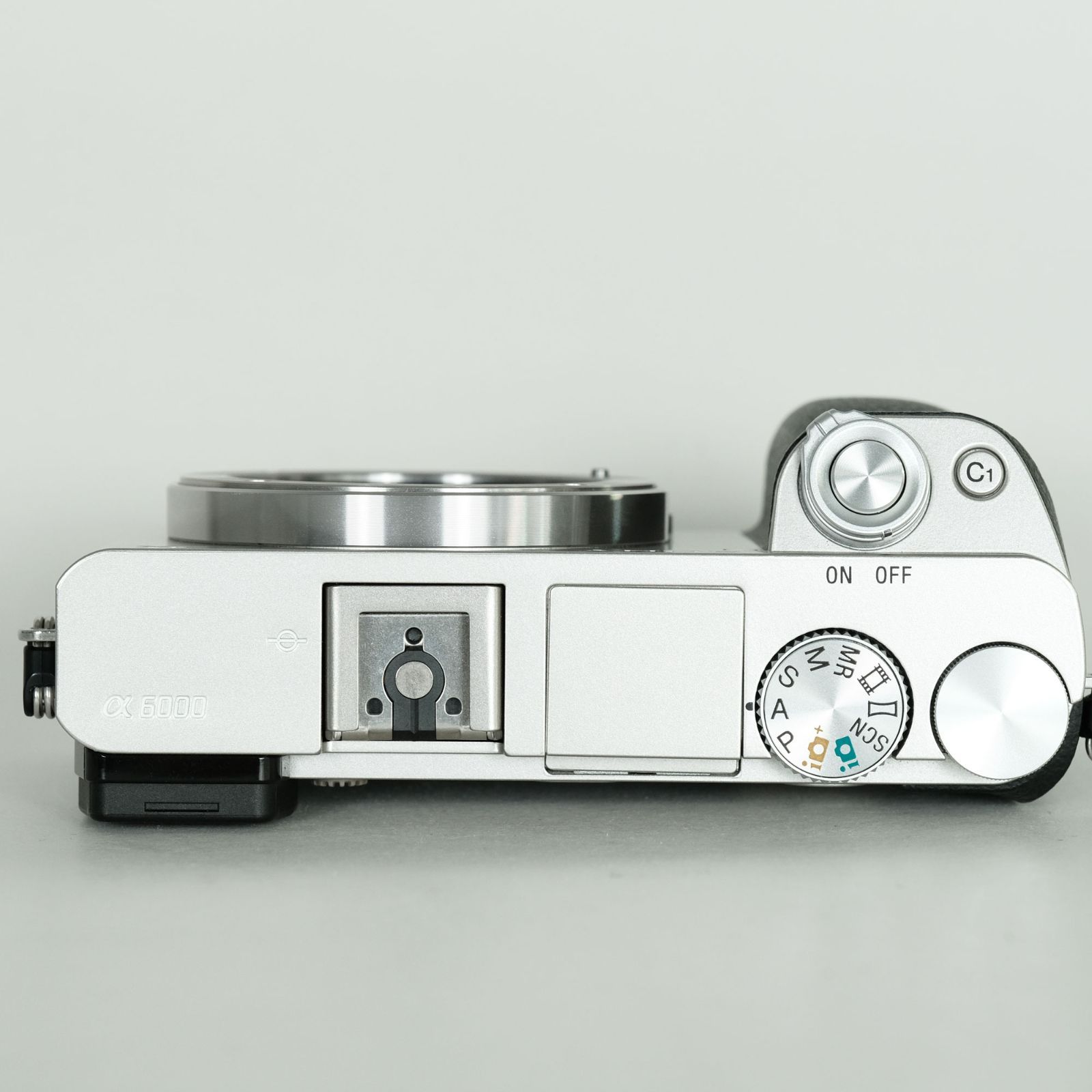 美品 α6000 ILCE-6000 ボディ シルバー 即日発送 ミラーレス一眼 SONY