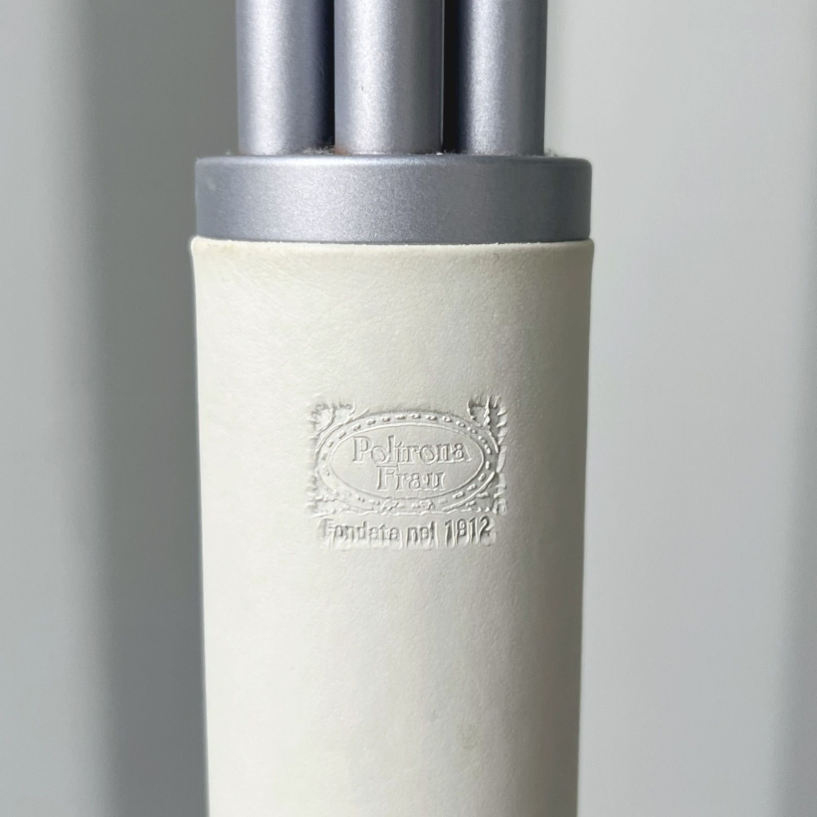 取付無料！ポルトローナフラウ トリ ハンガーラック 本革ホワイト6着コート掛け✨ 取付無料！ポルトローナフラウ トリ ハンガーラック 本革