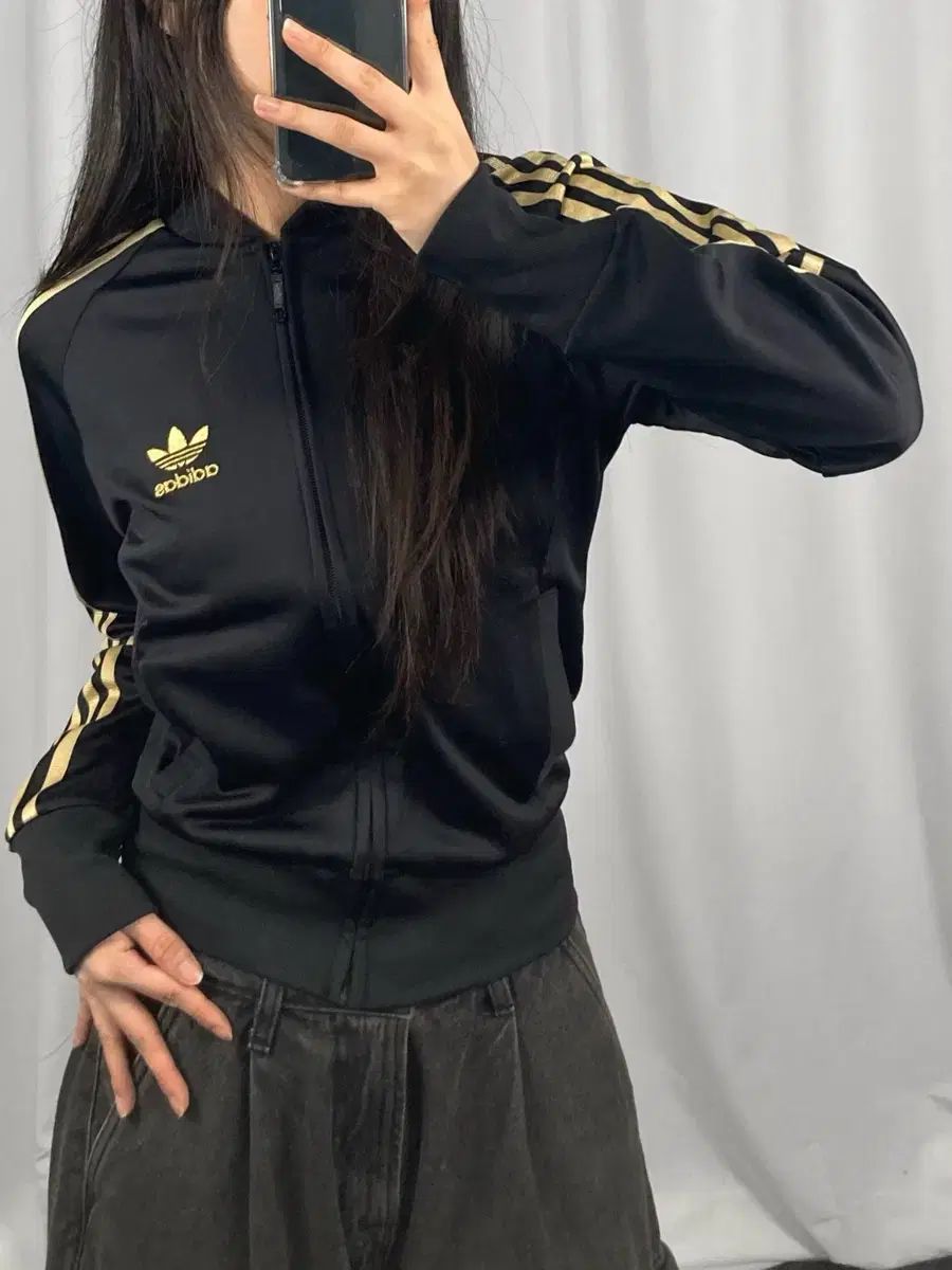 adidas アディダス 黒 ゴールド ジャージ