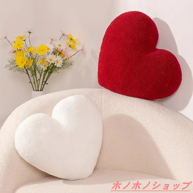 ラブリーなハート型クッション - 柔らかく心地よいデザイン、45×35cm、ホワイト＆レッドのアクセント付きでロマンチックな空間を演出
