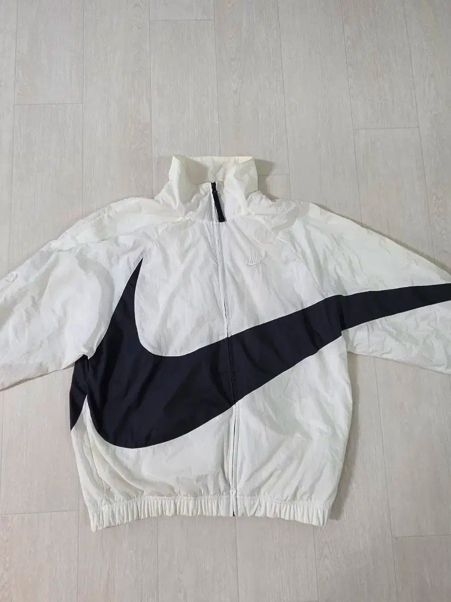 ナイキ BIG スウッシュ ウィンドブレーカー 白