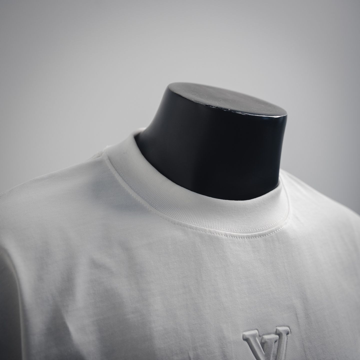 LOUIS VUITTON エンボスロゴ Tシャツ XS ホワイト 在庫僅か！定番大人気【ルイヴィトン】エンボスLV Tシャツ ロゴ