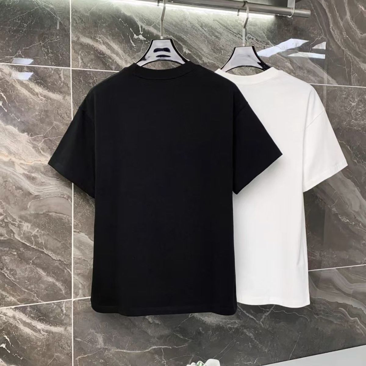 LOEWE グラフィックプリントTシャツ（黒・白） - メルカリ 