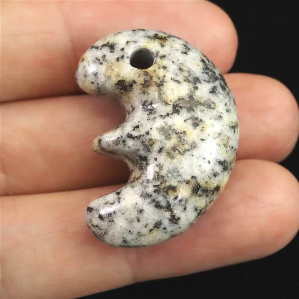 京都府産 鞍馬石 31mm 獣型 勾玉 証明書付 11.0g 【榎本通商92420