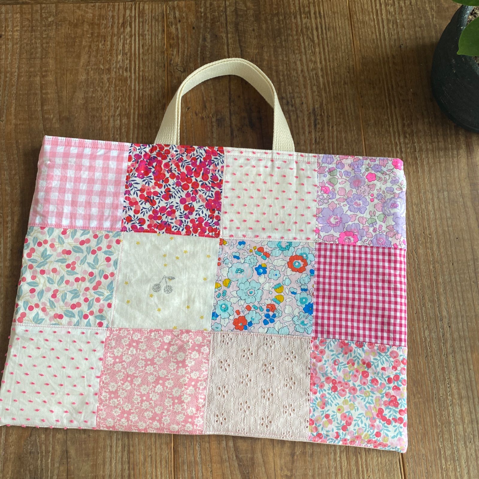 もかちゃん☆リバティ　パッチワーク　レッスンバッグとシューズ袋☆ LIBERTY. - リバティ レッスンバッグ シューズケース 2点セット