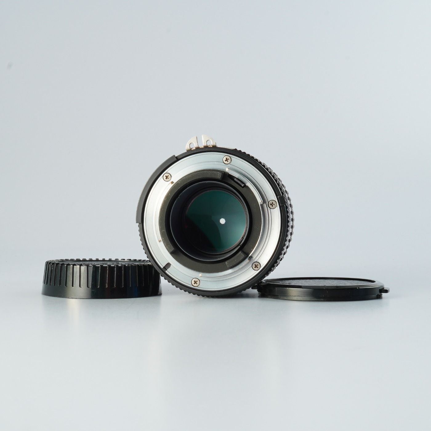 送料無料SALE!  Nikon ニコン Ai Nikkor 135mm F 2.8 単焦点レンズ 今なら送料無料。