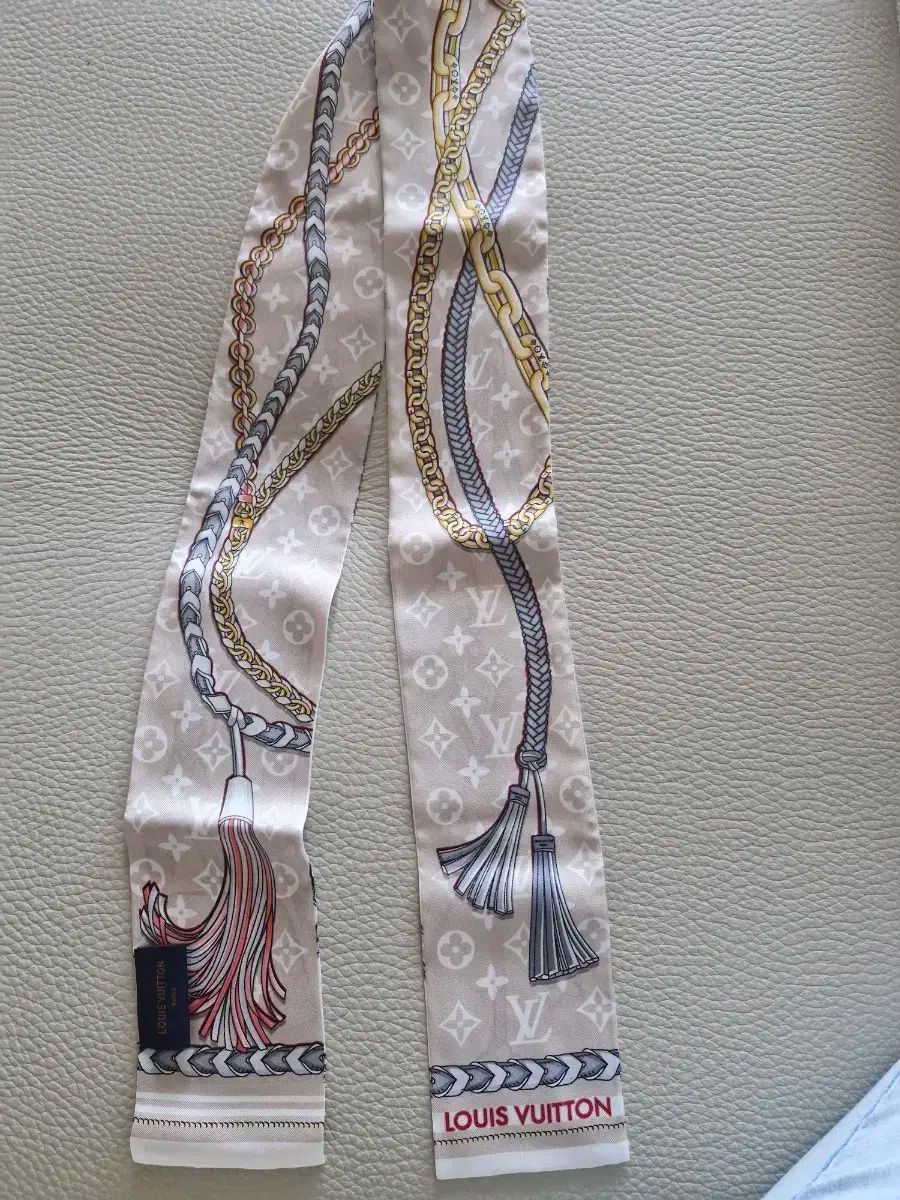 Hermes ツイリー　アマゾンの祭典　シルク　バンダナ Twilly 《アマゾンの祭典・バンダナ》 - ブルー | Hermès - エルメス