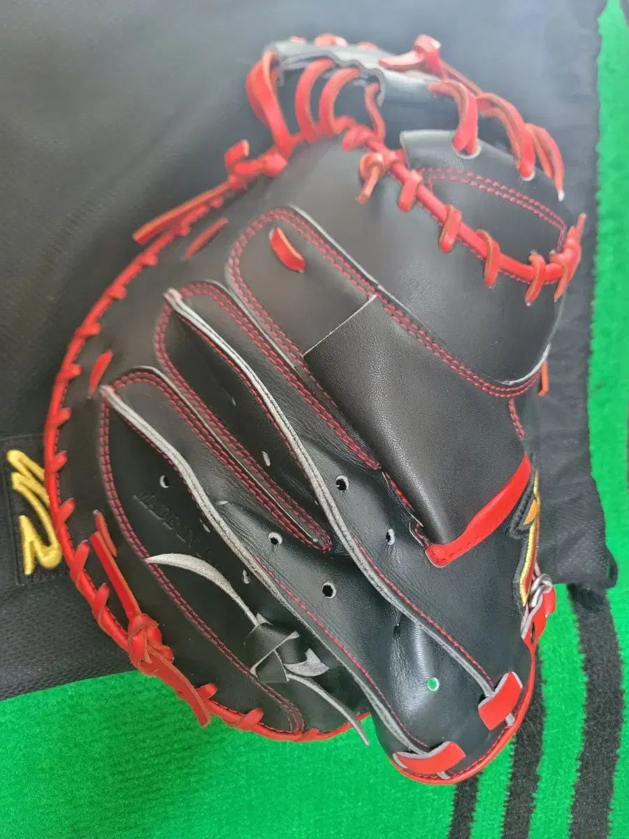 元日本ハムファイターズ 岩本勉さん 直筆サイン入りグローブ 美