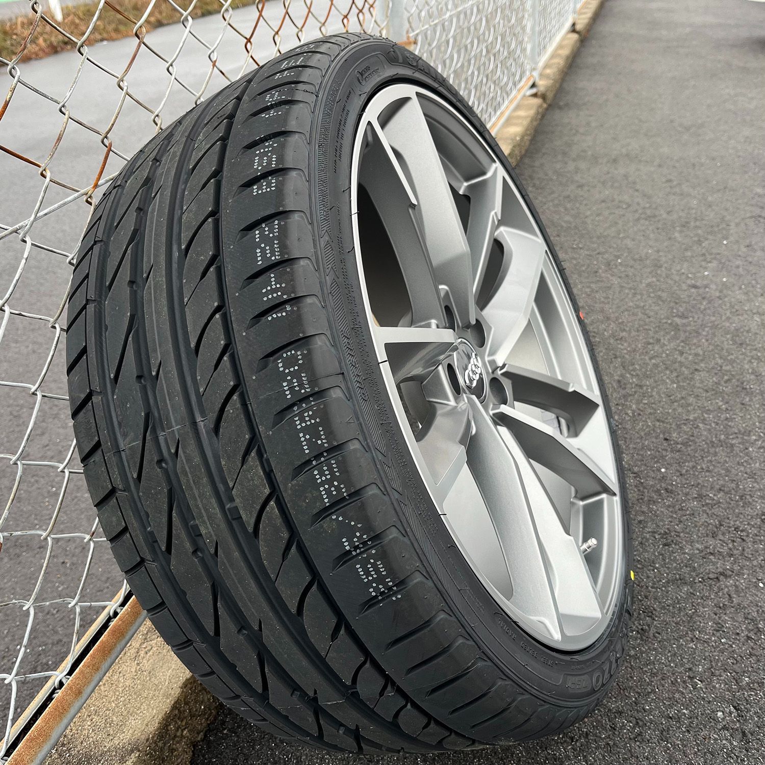 アウディ純正　カスタムエディション　255/35R20　A4　A5　A6 wat2_audi20-4-wat2