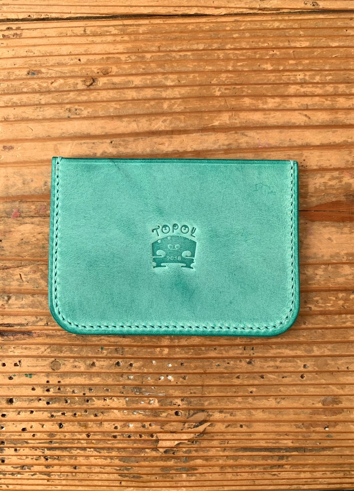 ワンピースカードゲーム プレミアムカードコレクション -ガールズエディション- 手縫いで創った革のシンプルパスケース『Macaron - Cielo - Topolino 440』