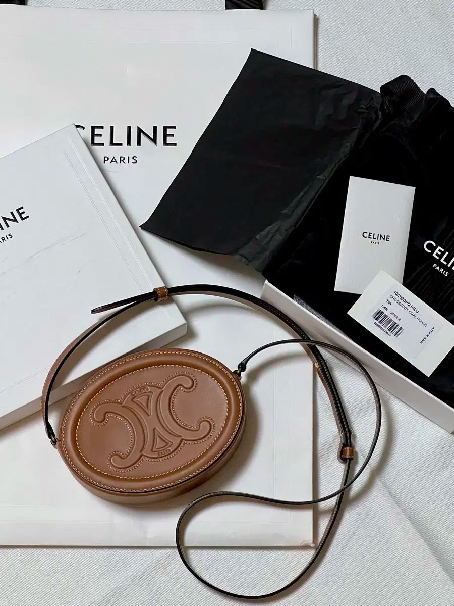 セリーヌ トリオンフ オーヴァルパール ミニ タン カラー