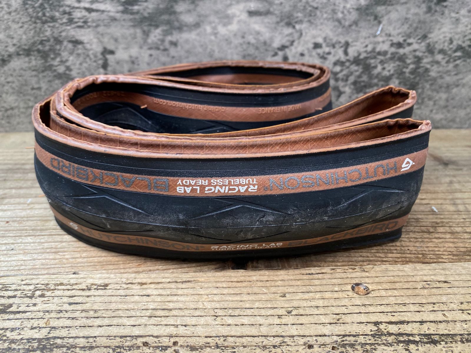 JM448 ハッチンソン HUTCHINSON BLACKBIRD FLANC TAN 700x28C TUBERESSREADY タイヤ 1本