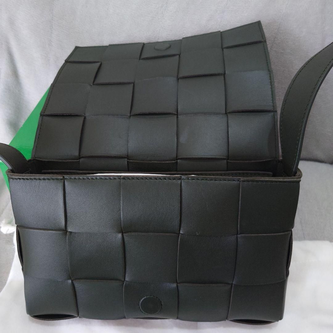 BOTTEGA VENETA パデッドカセットバッグ（スモール・ブラック） Bottega Veneta(ボッテガヴェネタ) パデッド テク カセットバッグ