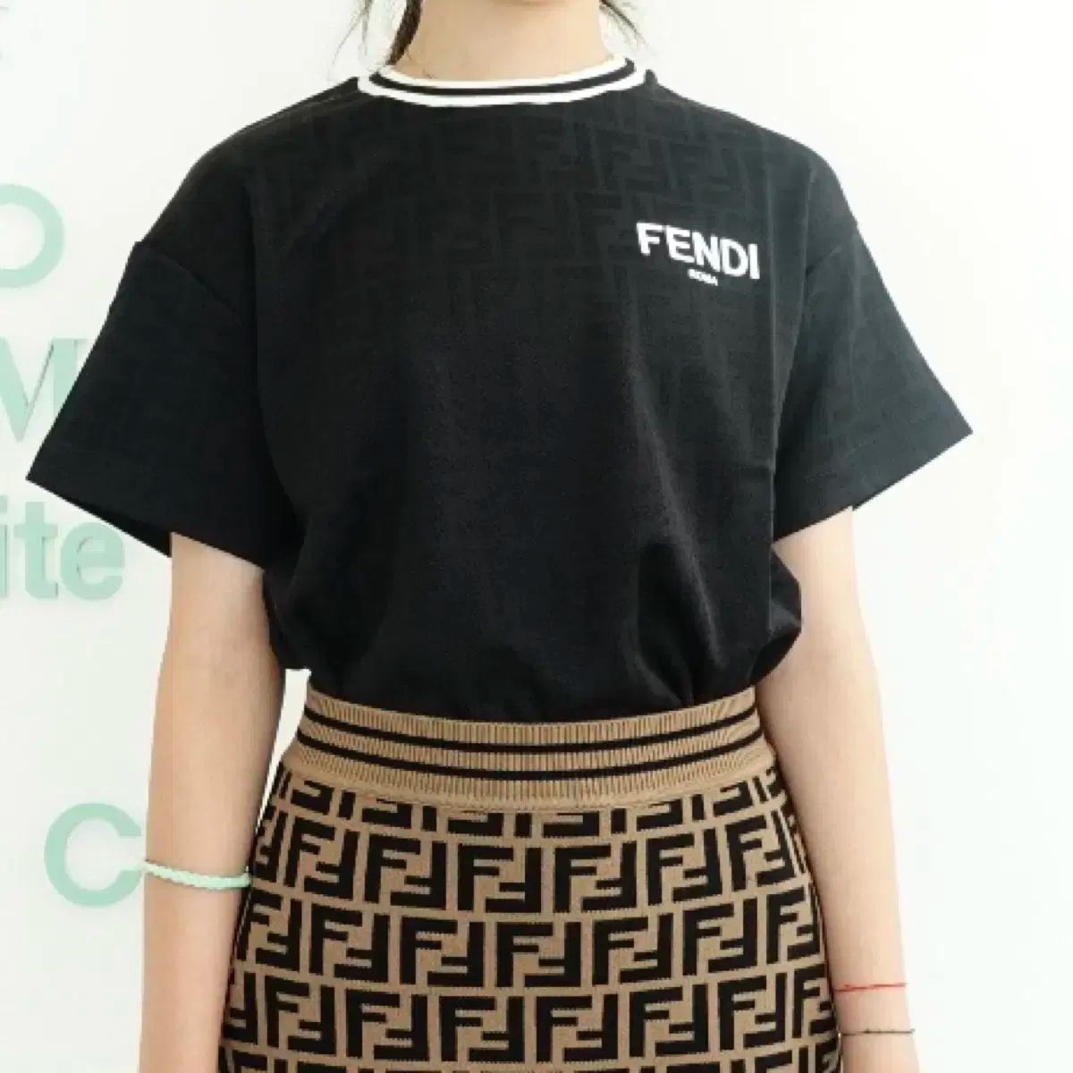 FENDI(フェンディ) キッズ FF ロゴ 半袖T 女性 クロップド 可能