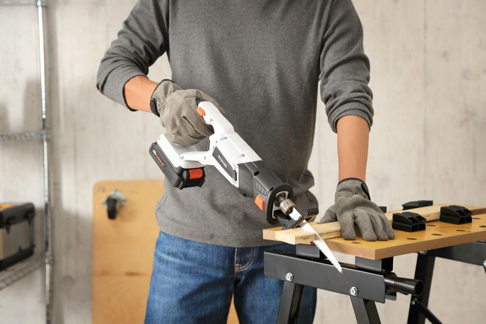 今すぐ一括検索！必見。 アイリスオーヤマ 共通バッテリーシリーズ 充電式 レシプロソー 電動のこぎり 18V バッテリー 充電器付 木材用 鋼鉄用刃付属 連続運転時間約20分 ホワイト IRIS OHYAMA JRS20