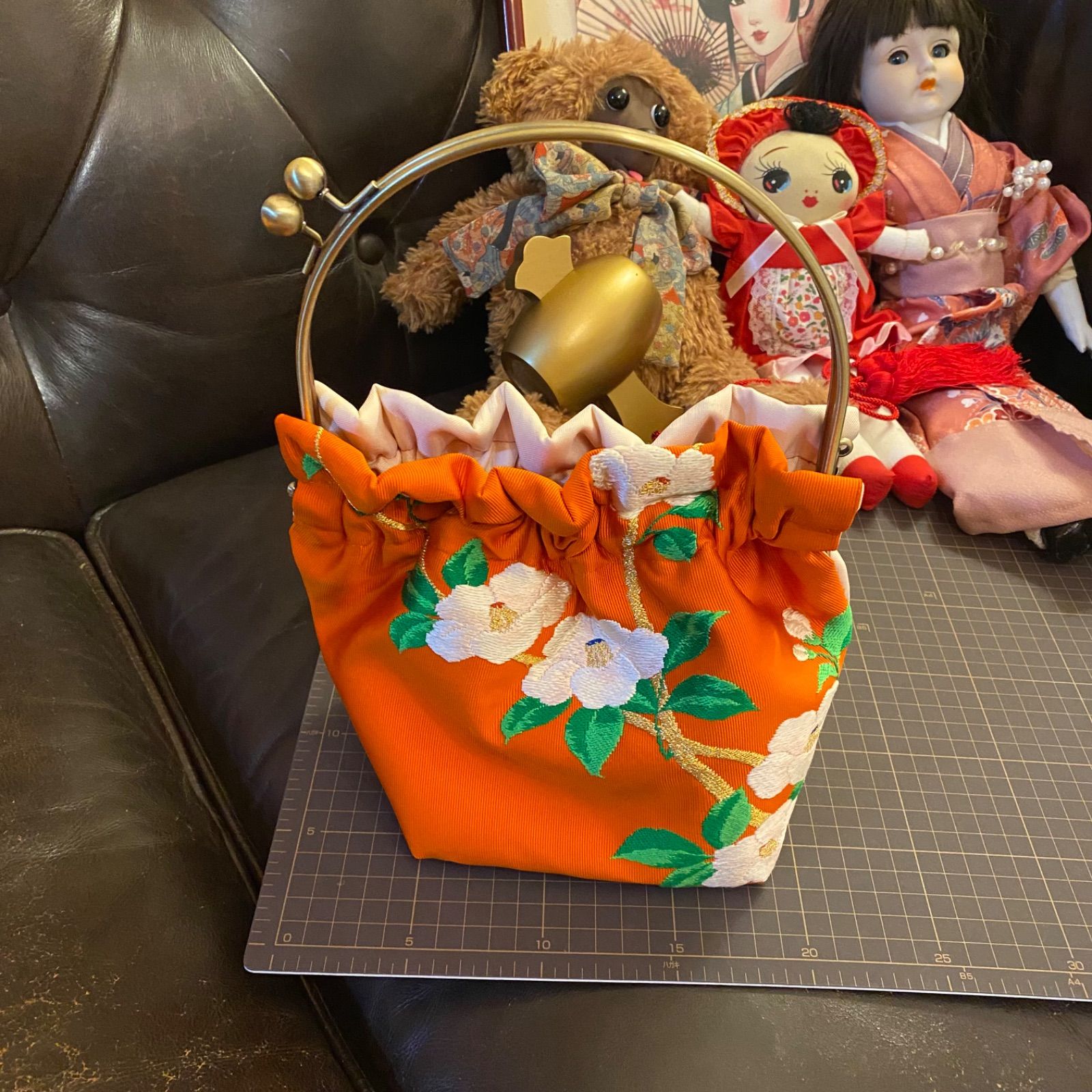 紅海老茶色に赤い椿の帯　リメイク　山葡萄ハンドルバッグ　浅型マチ広めタイプ 和洋折衷 名古屋帯リメイク ハンドバッグ バック ショルダー