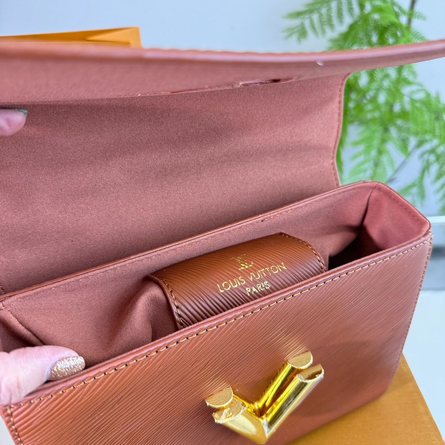 【ルイヴィトン】 LV × TM ツイスト MM 23 x 16 x 8 cm バッグ・財布・小物 LV アイコンモデル カタログ｜ルイ