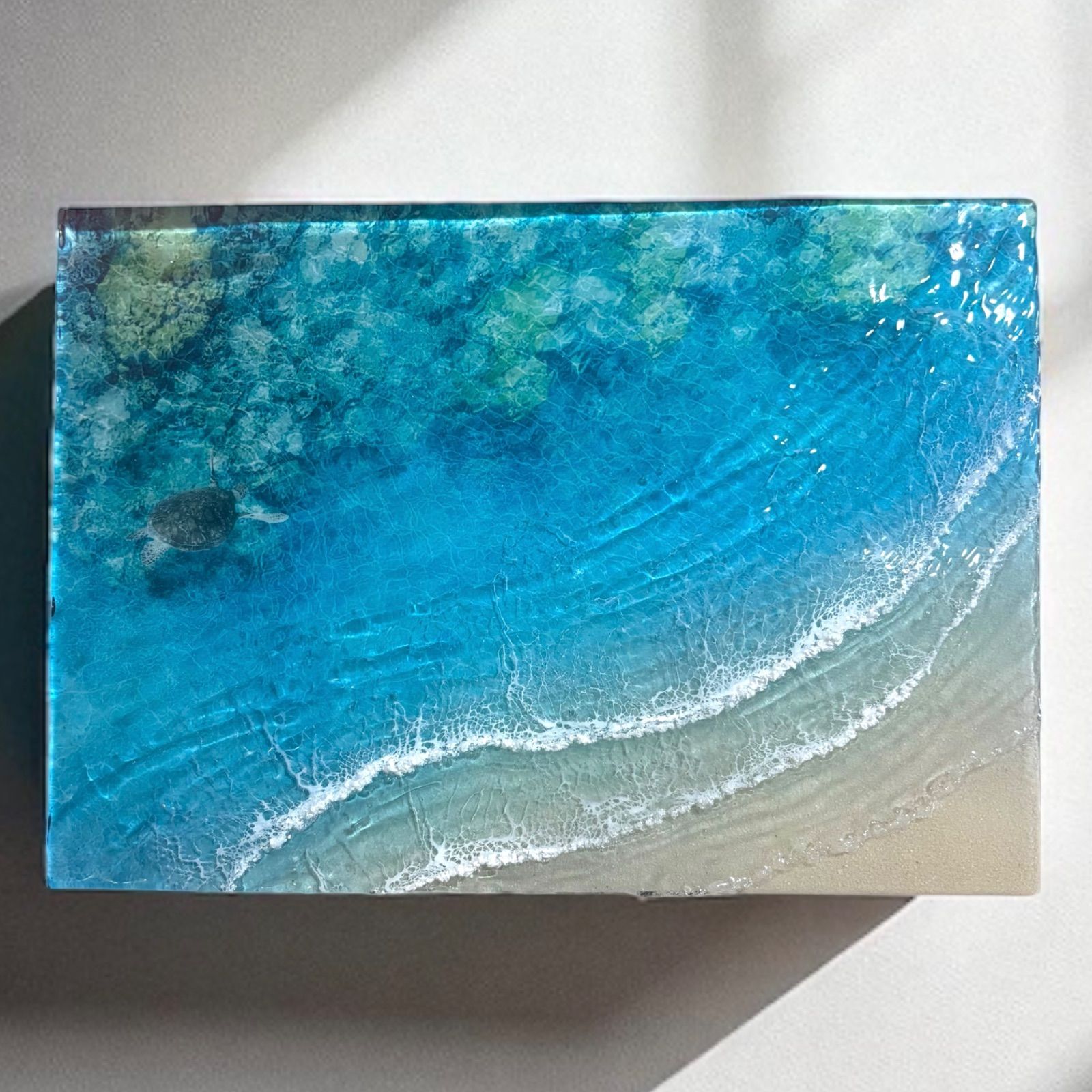 『沖縄の海を感じる』ウミガメが泳ぐ離島の海・オーシャンレジンアート／立体アート 傾斜厚盛りボード ウミガメ> 超立体 沖縄の海 レジンアート