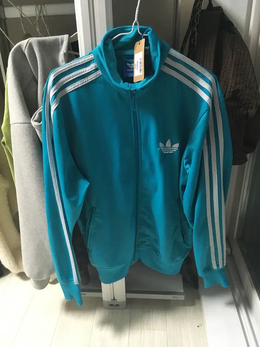 感動的な 必須アイテム アディダス 3本線 ジャージ ミント色