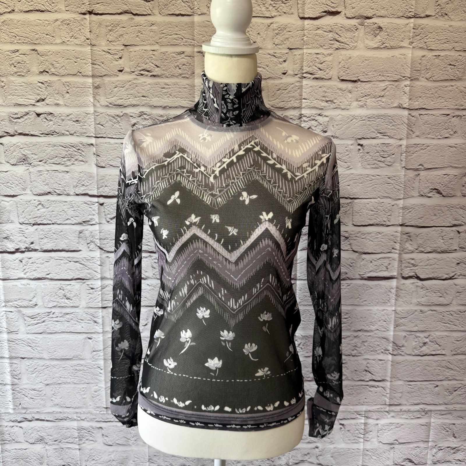 【美品】LEONARD レオナール ハイネックカットソー 宝石柄 花柄 美品】LEONARD レオナール ハイネックカットソー 宝石柄 花柄