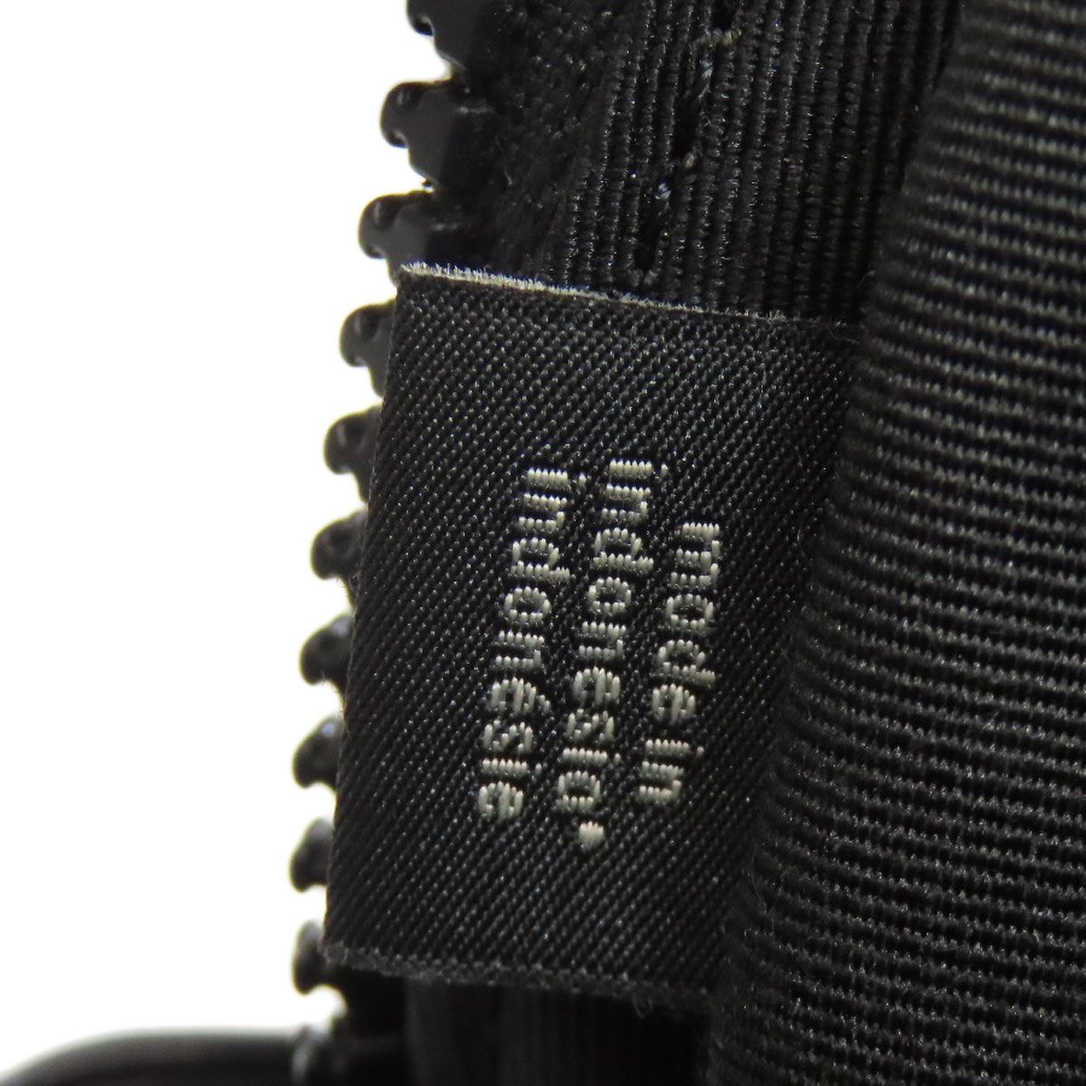 シグネチャー ボディバッグ