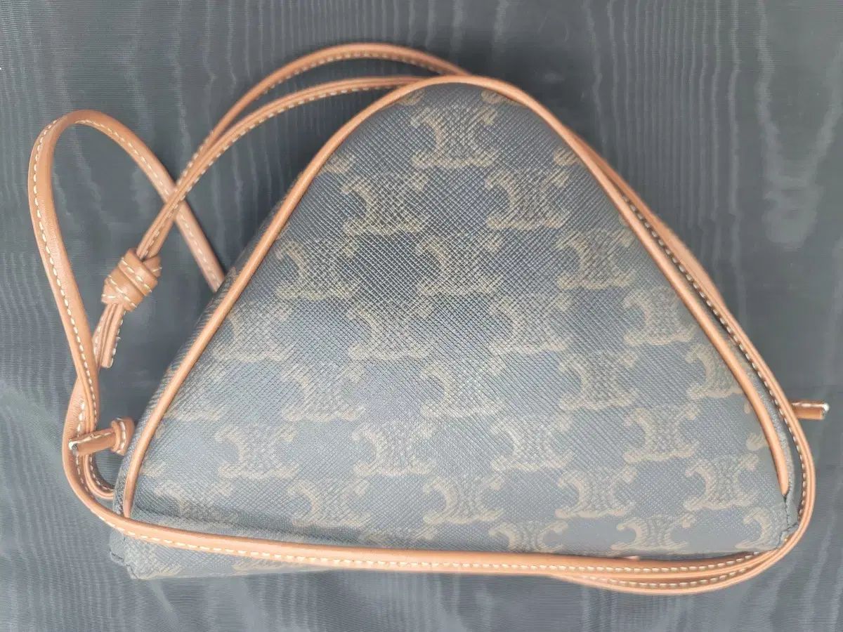 にし Celine(セリーヌ) トリオンフ Tan トライアングルバッグ スモール