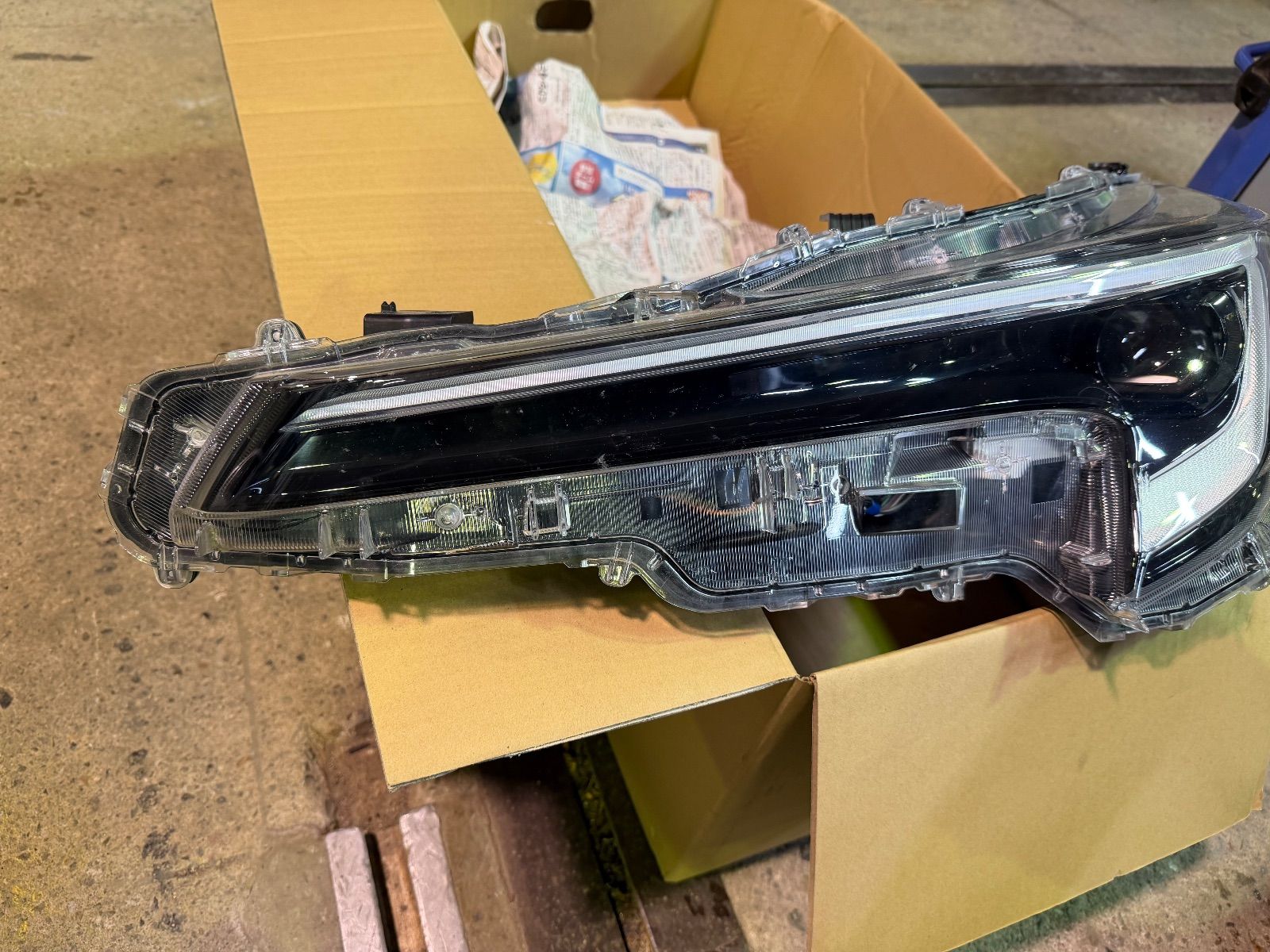 ヘッドライト左