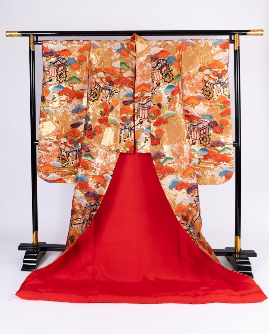 50%OFF! 125,000円→62,500円】花嫁色打掛け 金色/金刺繍 御所車/松 