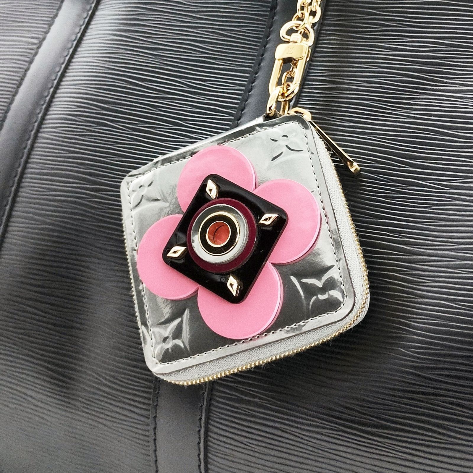 ルイヴィトン ポルトモネ カレ フラワー モノグラム ヴェルニ M90497