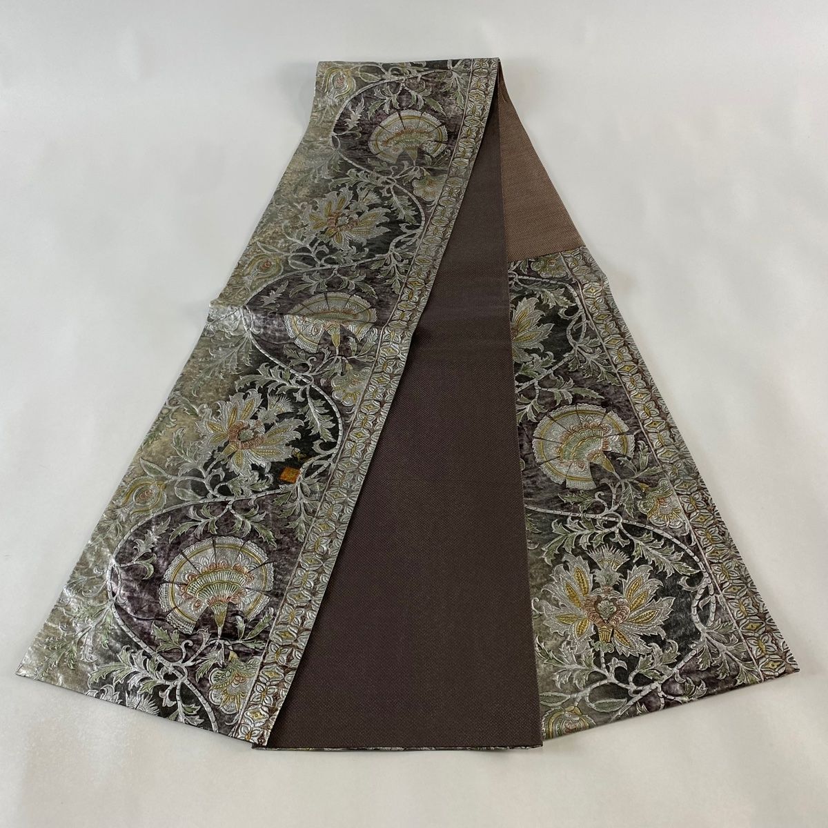 袋帯 逸品 落款 和泉紫峰 花唐草 金銀彩 金唐革 銀色 六通 正絹 【中古 
